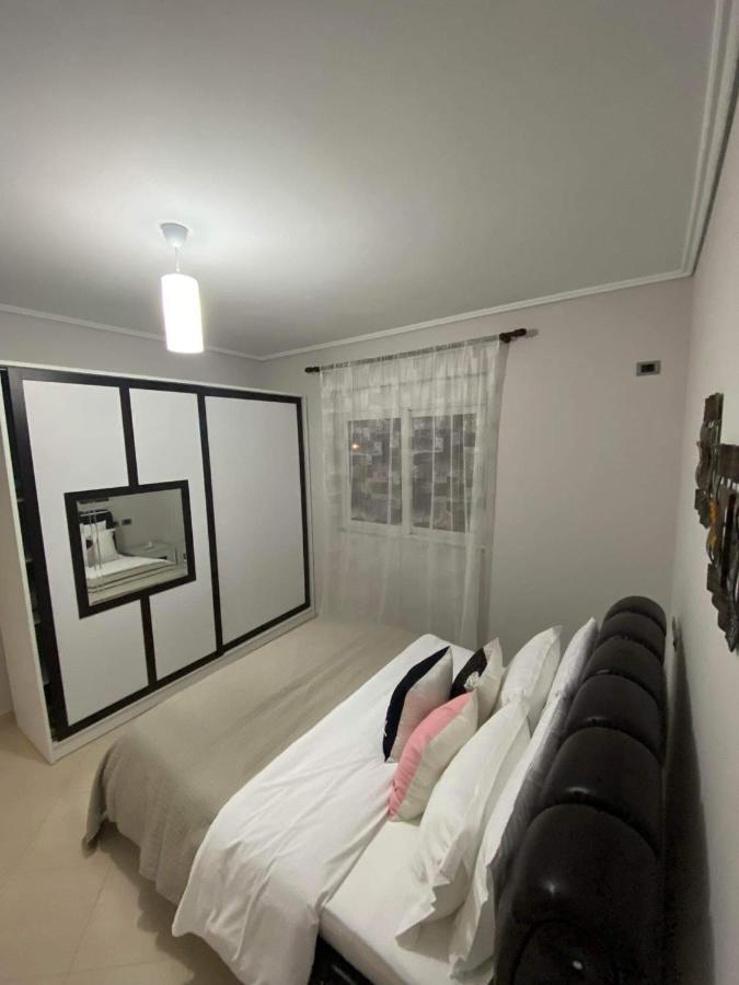 Orfeas Central Apartment Fier Luaran gambar
