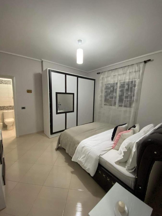 Orfeas Central Apartment Fier Luaran gambar