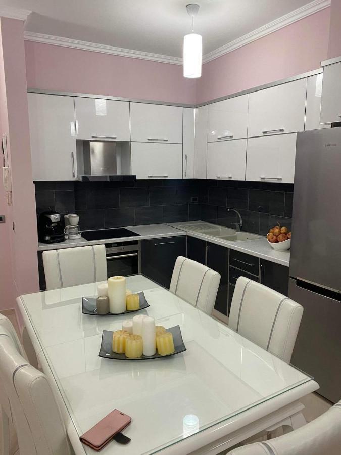 Orfeas Central Apartment Fier Luaran gambar