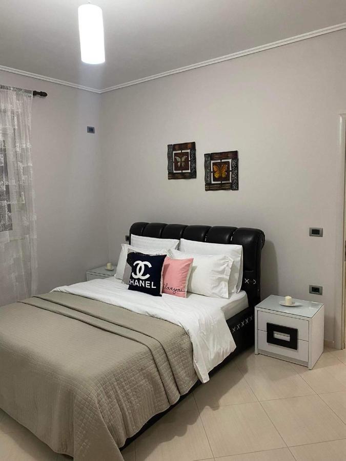 Orfeas Central Apartment Fier Luaran gambar